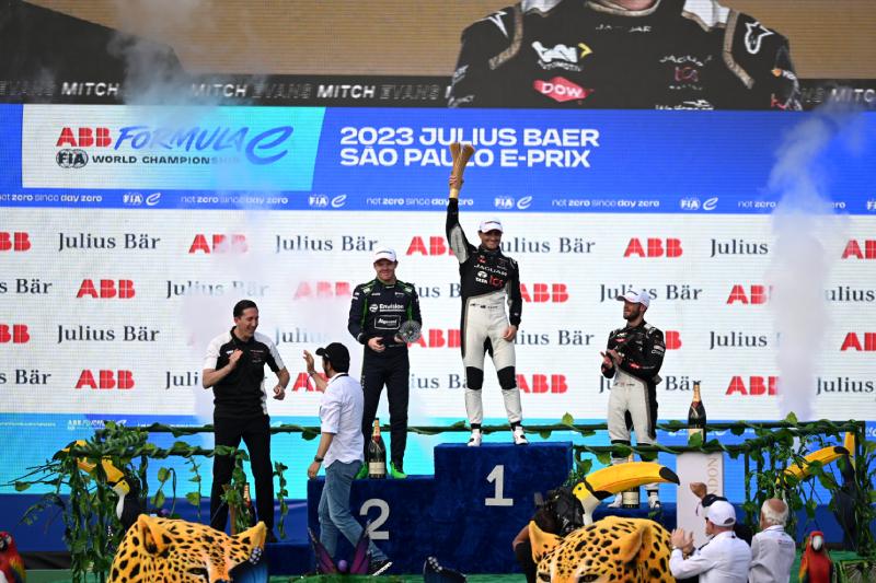 Mitch Evans remonta y domina el podio en la primera carrera de Formula E en Brasil