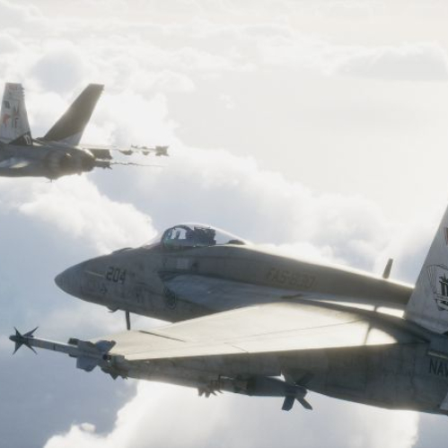 Cuatro aviones de combate volando en formación entre nubes iluminadas por el sol durante una misión de vuelo en el videojuego Ace Combat 8 Wings of Theve.
