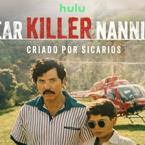 Póster promocional de la serie Dear Killer Nannies: Criado por Sicarios, con un adulto y un niño frente a un helicóptero rojo en un campo abierto, acompañado de logotipos de producción y distribución.