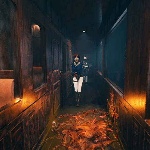 Dos personajes armados avanzan por el pasillo estrecho de un tren antiguo, iluminado tenuemente, mientras una masa orgánica y luminosa cubre el suelo, creando una atmósfera inquietante y de horror.