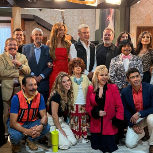 Fotografía grupal del elenco y producción de la serie Más vale sola en el set de grabación del Foro 8 de Televisa San Ángel. En la toma aparecen María Elena Saldaña viste un saco fucsia, Cecilia Galliano luciendo un traje blanco de lentejuelas, el productor Reynaldo López en el centro, junto a Manuel El Flaco Ibáñez, Alexis Ayala, Aída Pierce, Tony Balardi, Chaparro Chuacheneger y el resto de los actores posando sonrientes tras la ceremonia religiosa.