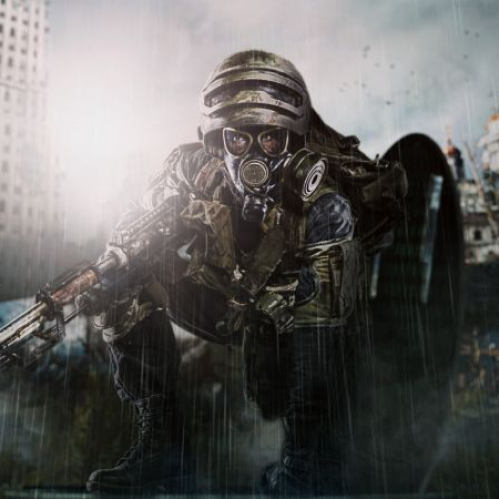 Arte promocional de METRO Redux Next-Gen Update. En el centro aparece un soldado equipado con traje táctico, máscara de gas con filtro y casco metálico en posición agachada, sosteniendo un rifle de asalto en un entorno urbano destruido por la guerra, rodeado de lluvia y edificios en ruinas al fondo.