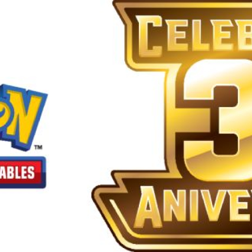Composición gráfica con logotipos relacionados con el Juego de Cartas Coleccionables Pokémon y su celebración de aniversario.