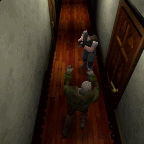 Escena de un videojuego de estilo survival horror con perspectiva superior, donde un personaje armado enfrenta a una criatura humanoide en un pasillo estrecho con puertas y paredes de madera.