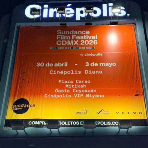 Fachada iluminada de un cine con un anuncio del Sundance Film Festival CDMX 2026.