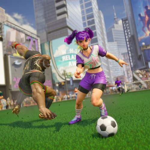 Captura de pantalla de gameplay de "FreeStyle Football 2" que muestra a personajes estilizados disputando el balón en una cancha urbana rodeada de rascacielos y pantallas publicitarias.