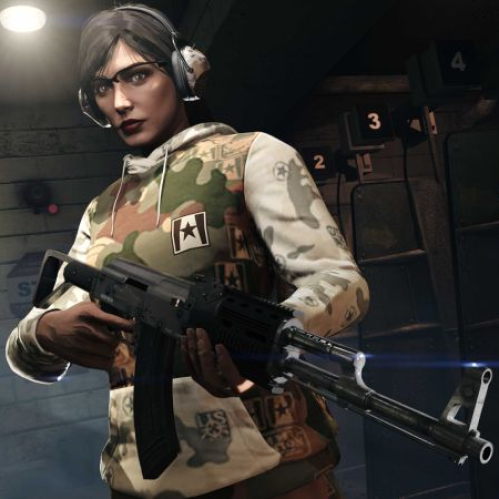 Personaje femenino en un campo de tiro de Ammu-Nation sosteniendo un rifle de asalto, vistiendo el conjunto de pants Ammu-Nation con estampado de camuflaje de la actualización de GTA Online.
