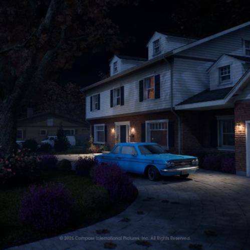 Captura de pantalla oficial de "Halloween: The Game" que muestra el nuevo mapa Orange Grove Estates de noche, destacando la residencia iluminada de dos pisos, un automóvil clásico azul estacionado en la entrada y los amplios jardines bordeadamente arbolados de Haddonfield.