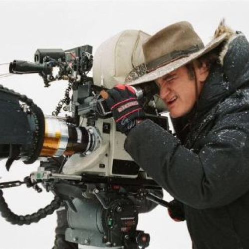 Persona operando una cámara de cine profesional en un entorno nevado durante una filmación en exteriores.