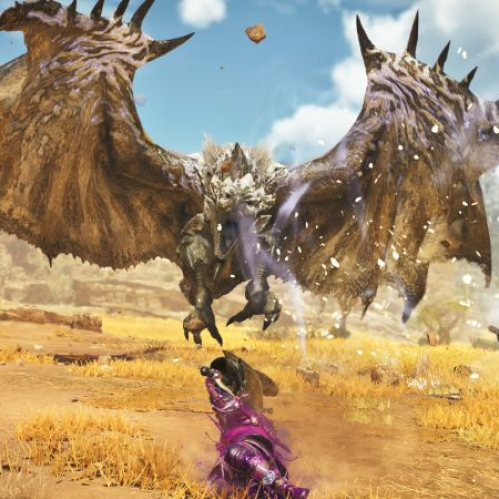 Captura de pantalla de gameplay de "Monster Hunter Wilds: Ascendance" que muestra al gran monstruo volador Araketa desplegando sus alas con púas sobre un cazador en un escenario desértico.