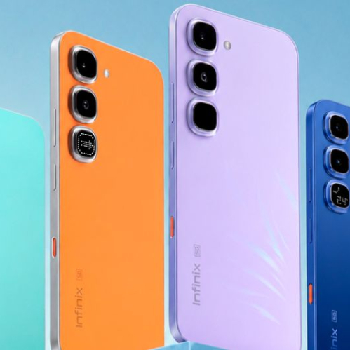 Fotografía publicitaria de cuatro smartphones Infinix HOT 70 mostrados en posición vertical sobre un fondo azul claro. De izquierda a derecha se aprecian las variantes en color verde menta, naranja brillante (Termo Naranja) con módulo de cámara con panel LED, lila claro con grabados de destellos y azul oscuro marino. En los módulos traseros destacan las tres lentes de cámara alineadas verticalmente y los indicadores LED activados.