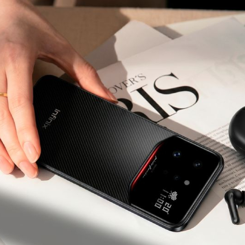 Vista posterior del smartphone Infinix NOTE 60 Ultra 5G con acabado en textura de Kevlar, mostrando el módulo de cámara uni-chasis de vidrio con el logo de Pininfarina, el Display de Matriz Activa con ícono de clima y hora, junto a unos audífonos inalámbricos Infinix.