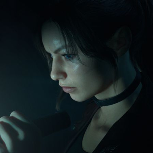 Primer plano de un personaje digital sosteniendo una fuente de luz en un entorno oscuro.