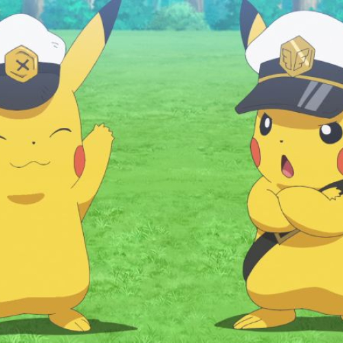 Fotograma de la serie Horizontes Pokémon. En un entorno natural de pradera verde y arbolada aparecen dos Pikachu vistiendo gorras de capitán blancas con insignias doradas. El Pikachu de la izquierda sonríe amistosamente levantando una pata, mientras que el Pikachu de la derecha adopta una postura desafiante con los brazos cruzados y una pequeña mochila cruzada al hombro.