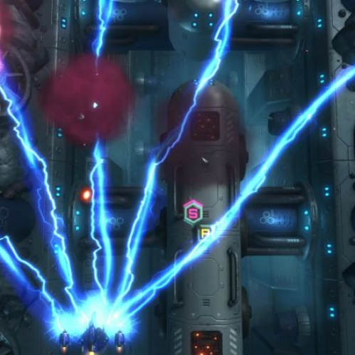 Captura de videojuego con nave espacial en combate vertical dentro de un entorno industrial.