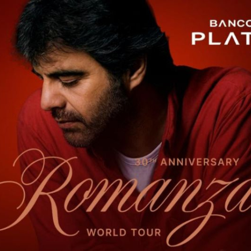 Cartel oficial del concierto de Andrea Bocelli en el Zócalo de la Ciudad de México con fondo rojo.