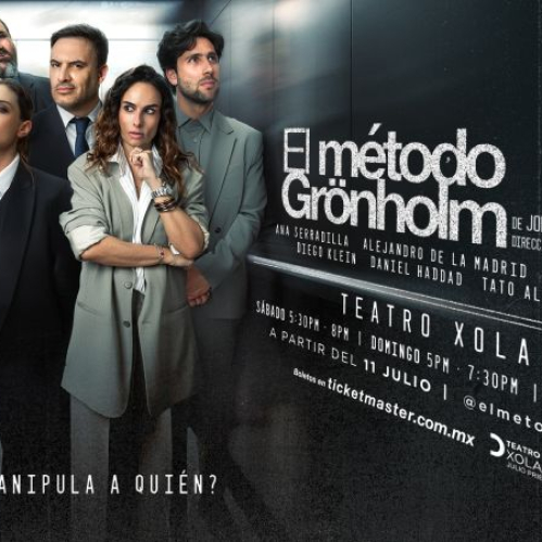 Fotografía promocional de seis intérpretes posando en un entorno teatral con iluminación oscura.