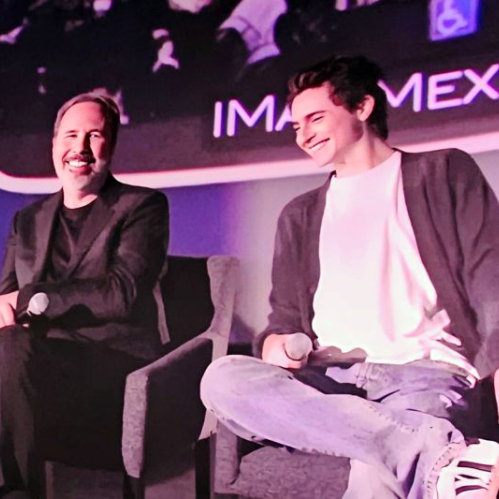 Dos integrantes del equipo creativo conversan en un escenario durante una presentación vinculada a IMAX México.