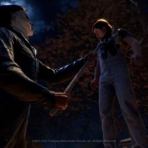 Captura del videojuego Halloween: The Game en baja perspectiva nocturna donde el personaje de Michael Myers, luciendo su máscara blanca y mameluco oscuro, sostiene una tranca de madera frente a una víctima colgada en un poste en un entorno exterior iluminado por la luna.