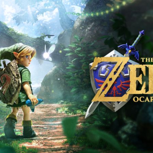 Arte promocional del videojuego The Legend of Zelda: Ocarina of Time que muestra al personaje de Link niño de espaldas cargando el Escudo Deku y sosteniendo la ocarina azul en un bosque detallado, junto al logotipo oficial del título.