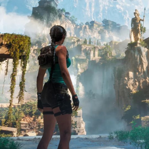 Captura de pantalla de Tomb Raider: Legacy of Atlantis donde se observa a Lara Croft de espaldas portando una mochila y trenza larga, contemplando majestuosas ruinas griegas con cascadas, acantilados y estatuas antiguas en un entorno natural.