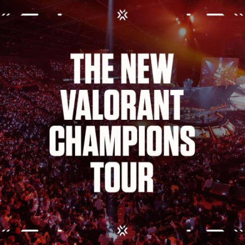 Arena de esports repleta de público, con iluminación roja y blanca, pantallas gigantes y branding de VALORANT Esports.