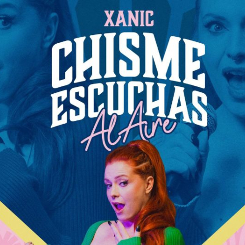 Fotografía promocional de un espectáculo en vivo con una presentadora sosteniendo un micrófono frente a un fondo colorido.