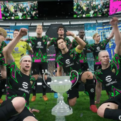 Jugadores celebran alrededor de un trofeo en un estadio lleno, con uniformes de eFootball y estética digital propia del videojuego.