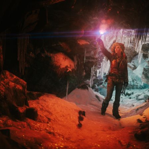 Persona sosteniendo una bengala roja dentro de una cueva helada iluminada por hielo y fuego.