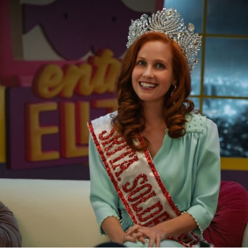Natasha Dupeyrón sentada con una banda de belleza