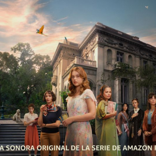 Imagen promocional con el elenco principal de una serie frente a un edificio histórico, acompañada de un cielo luminoso y elementos visuales que evocan un tono dramático.