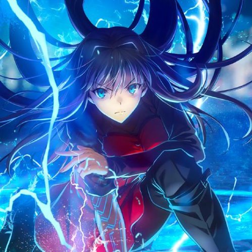 Ilustración en estilo anime de Aoko Aozaki con largo cabello negro ondeando al aire, ojos azules brillantes e intensos, portando vestimenta roja y azul rodeada por destellos de electricidad y aura de energía mágica sobre un fondo nocturno de ciudad.