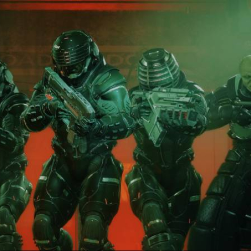 Cuatro combatientes con armaduras avanzadas y armas tecnológicas posan en un corredor oscuro iluminado por tonos rojos y verdes, evocando un entorno militar de estética futurista.