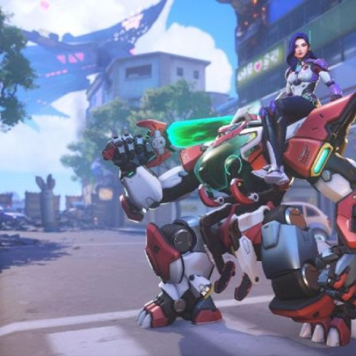 Captura oficial del videojuego Overwatch. En primer plano se observa a Yuna Lee (D.Mon) sentada sobre la parte superior de su mecha rojo, blanco y negro llamado Beast, el cual sostiene un arma de energía verde. La escena ocurre en una calle urbana iluminada de la ciudad de Busan con edificios y transporte futurista al fondo.