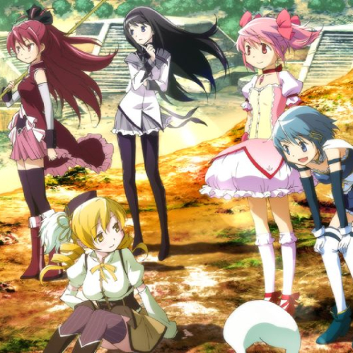 Ilustración oficial en formato horizontal al aire libre con ruinas de piedra y vegetación de fondo bajo la luz del sol. Aparecen las cinco chicas mágicas principales del anime con sus trajes de combate. A la izquierda, Kyoko Sakura vestida de rojo sostiene su lanza de madera; detrás, Homura Akemi con uniforme escolar blanco y medias oscuras; al centro, Mami Tomoe sentada en el suelo vestida de amarillo; a la derecha, Madoka Kaname en su vestido rosa con moños; y en primer plano a la derecha, Sayaka Miki inclinada sonriendo con su capa blanca y traje azul. Abajo al centro asoma la cabeza blanca de Kyubey.