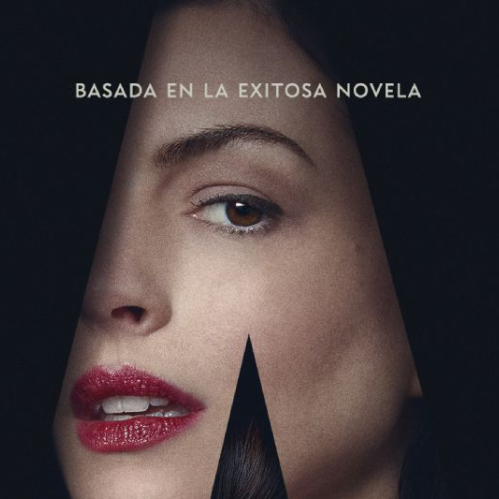 Póster oficial cinematográfico en formato vertical. La composición muestra una gran silueta en forma de la letra "A" que encuadra de manera superpuesta los rostros de los tres protagonistas. En la sección superior se observa en gran plano el rostro de Anne Hathaway luciendo labios rojos y hombro descubierto con un tirante de vestido rojo.