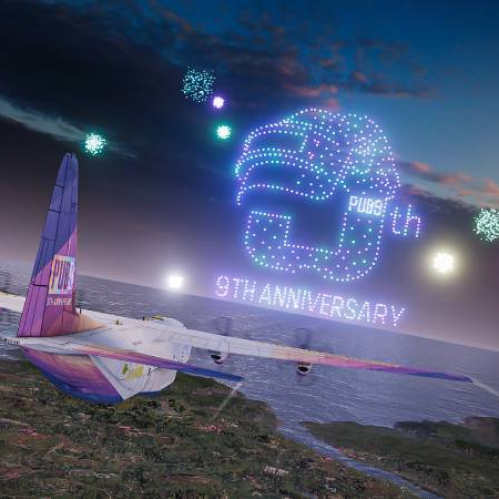 Aeronave decorada con colores festivos sobrevolando una costa al atardecer, acompañada por fuegos artificiales y un despliegue de drones que forman un logotipo alusivo al noveno aniversario del juego.