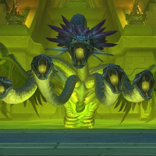 Captura dentro del juego World of Warcraft: Midnight mostrando una criatura mítica gigante similar a una hidra con cuerpo de serpiente dorada y alas verdes, coronada con cinco cabezas serpentinas con fauces abiertas y ojos brillantes sobre un estanque de agua verde luminosa en un templo azteca o amani.