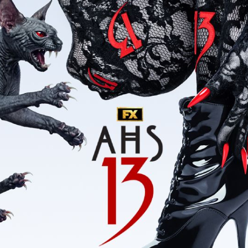 Afiche promocional sobre fondo blanco para la serie American Horror Story: 13. A la izquierda, un gato esfinge (Sphynx) de piel oscura, ojos rojos brillantes y garras afiladas aparece saltando. A la derecha se aprecia la pierna de una mujer vestida con mallas de encaje negro, uñas largas teñidas de rojo intenso y una bota negra de tacon alto acordonada. En el centro destaca el logotipo oficial de FX y el título "AHS 13" en letras negras y rojo fuego.