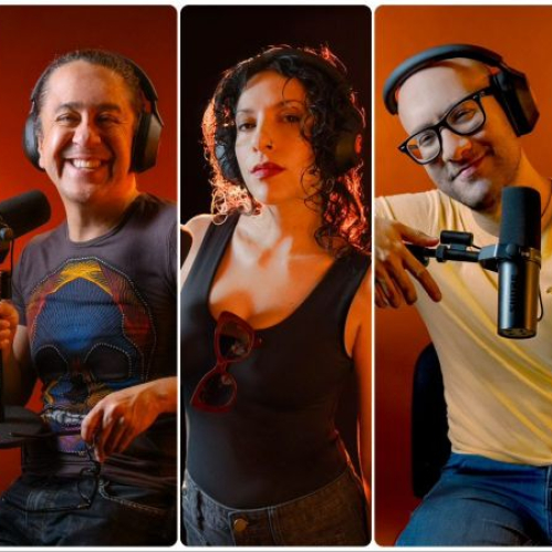 Cinco personas con audífonos frente a micrófonos, cada una en su propio panel, en un entorno de grabación iluminado en tonos cálidos.