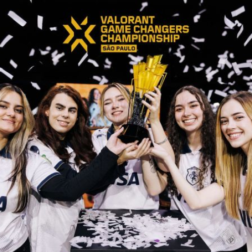 Fotografía promocional de un equipo celebrando con un trofeo en un evento de esports.