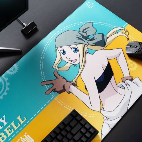 Escritorio con alfombrilla temática de anime, teclado y mouse sobre una superficie ilustrada con un personaje rubio y elementos mecánicos.