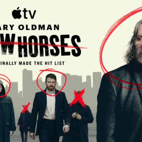 Póster promocional de la serie con Gary Oldman en primer plano vistiendo gabardina y gafas, junto al elenco secundario marcado con círculos y cruces rojas sobre un fondo urbano.
