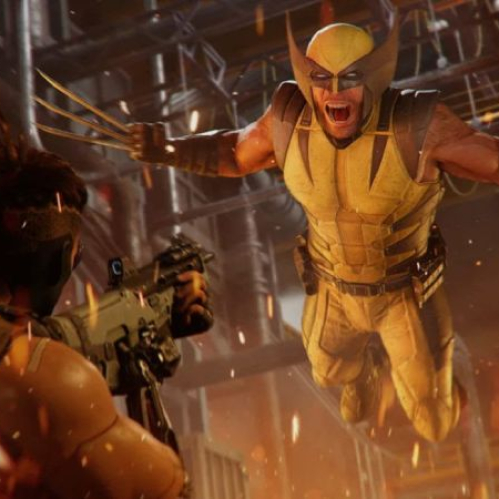 Captura de pantalla de jugabilidad de Marvel's Wolverine. Muestra a Wolverine saltando en el aire con sus garras extendidas y gritando con su traje amarillo y marrón, listo para atacar a un enemigo armado que lo apunta en un entorno industrial. En la esquina inferior izquierda se observa el logotipo oficial de Marvel's Wolverine.