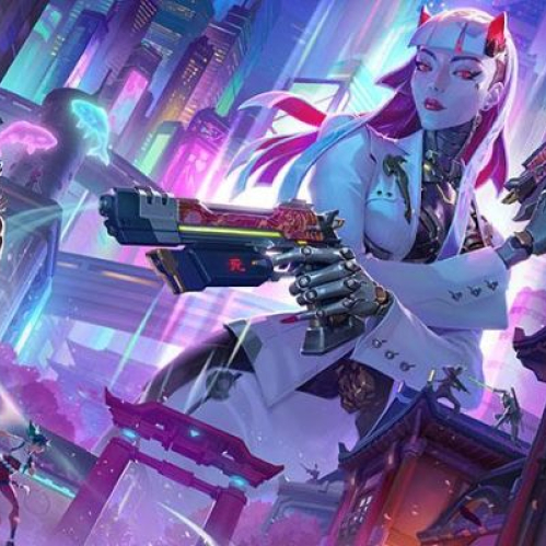 Figura femenina de estética futurista con brazos mecánicos sostiene armas en una ciudad iluminada por neón, con arquitectura inspirada en elementos orientales.