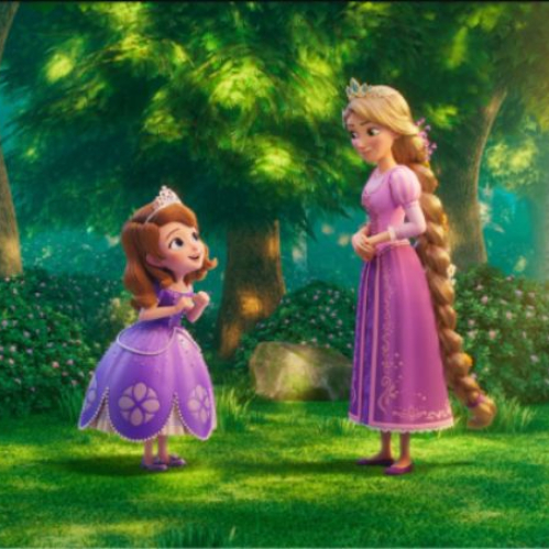 Dos figuras animadas con vestimenta real conversan en un claro del bosque iluminado por la luz del sol.