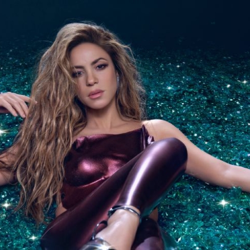 Shakira recostada sobre esmeraldas
