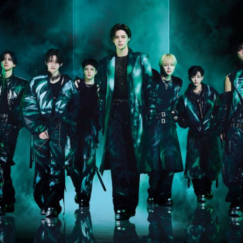 Fotografía promocional de &TEAM con los integrantes posando en un entorno oscuro con iluminación verde.