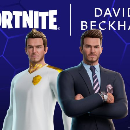 Imagen promocional horizontal del videojuego "Fortnite" que presenta los dos atuendos de la Serie de Ídolos de David Beckham. Al fondo se observa un diseño de red hexagonal en tonos azul oscuro con el logotipo blanco de "Fortnite" a la izquierda y el nombre "DAVID BECKHAM" a la derecha. En primer plano, de lado izquierdo, aparece el personaje modelado de David Beckham luciendo su estilo reactivo con una camiseta deportiva blanca con detalles dorados, cabello rubio peinado hacia arriba y tatuajes brillantes en el cuello de color oro. A la derecha, se muestra el segundo estilo donde Beckham viste un elegante traje formal de color azul marino, camisa clara, corbata de rayas rosas y blancas, y un reloj de pulsera plateado, posando con los brazos cruzados.