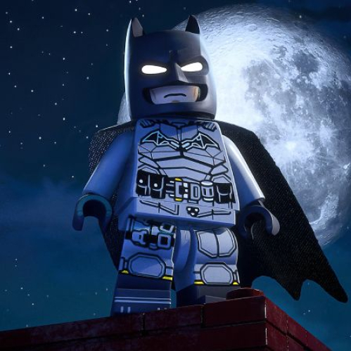Figura de LEGO Batman vistiendo su batitraje técnico sobre el borde de un edificio con la luna llena de fondo en una noche estrellada.